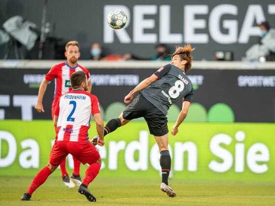 GER, FC Heidenheim vs. Werder Bremen, Fussball, Bundesliga Religation, 2019 2020, 06.07.2020 Marnon Busch (FC Heidenheim, 02), Yuya Osako (SV Werder Bremen, 08), GER, FC Heidenheim vs. Werder Bremen, Fussball, Bundesliga Religation, 2019 2020, 06.07.2020, DFB DFL regulations prohibit any use of photographs as image sequences and or quasi-video., Foto: EIBNER Sascha Walther Heidenheim Voith-Arena Baden-Wuerttemberg Deutschland
