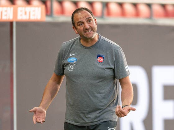 GER, FC Heidenheim vs. Werder Bremen, Fussball, Bundesliga Religation, 2019 2020, 06.07.2020 Frank Schmidt, Trainer (FC Heidenheim), aergert sich, Geste, GER, FC Heidenheim vs. Werder Bremen, Fussball, Bundesliga Religation, 2019 2020, 06.07.2020, DFB DFL regulations prohibit any use of photographs as image sequences and or quasi-video., Foto: EIBNER Sascha Walther Heidenheim Voith-Arena Baden-Wuerttemberg Deutschland
