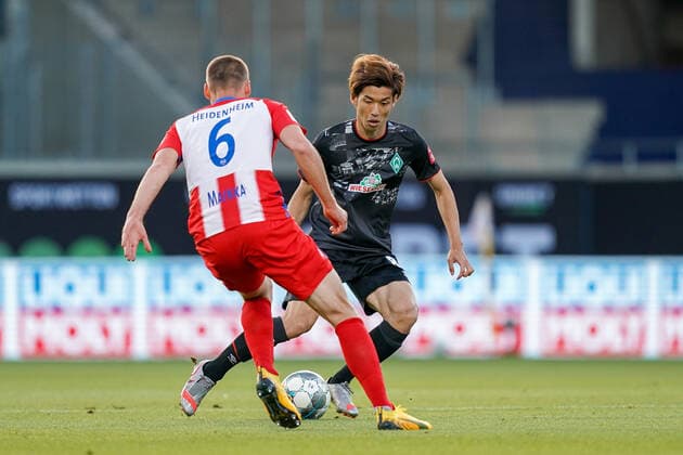 1.FC Heidenheim vs SV Werder Bremen - Relegation 02 - 06.07.2020 Patrick Mainka (1. FC Heidenheim 1846 06), Yuya Osako (Werder Bremen 08) nphgm001: Fussball: 1. Bundesliga: Saison 19 20: Relegation 02; 1.FC Heidenheim vs SV Werder Bremen - 06.07.2020 Foto: gumzmedia nordphoto POOL DFL regulations prohibit any use of photographs as image sequences and or quasi-video. EDITORIAL USE ONLY National and international News-Agencies OUT. Heidenheim Voith-Arena BW DEUTSCHLAND