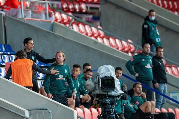 GER, FC Heidenheim vs. Werder Bremen, Fussball, Bundesliga Religation, 2019 2020, 06.07.2020 Aufregung bei den Bremer Ersatzspielern, GER, FC Heidenheim vs. Werder Bremen, Fussball, Bundesliga Religation, 2019 2020, 06.07.2020, DFB DFL regulations prohibit any use of photographs as image sequences and or quasi-video., Foto: EIBNER Sascha Walther Heidenheim Voith-Arena Baden-Wuerttemberg Deutschland