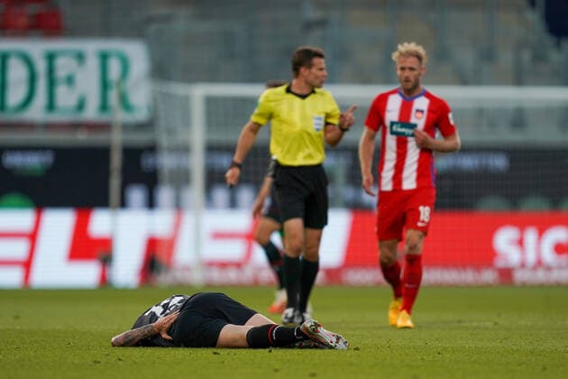 1.FC Heidenheim vs SV Werder Bremen - Relegation 02 - 06.07.2020 Joshua Sargent (Werder Bremen 19), Verletzung verletzt Schmerzen, Dr. Felix Brych (SR) (Schiedsrichter Referee), Sebastian Griesbeck (1. FC Heidenheim 1846 18) nphgm001: Fussball: 1. Bundesliga: Saison 19 20: Relegation 02; 1.FC Heidenheim vs SV Werder Bremen - 06.07.2020 Foto: gumzmedia nordphoto POOL DFL regulations prohibit any use of photographs as image sequences and or quasi-video. EDITORIAL USE ONLY National and international News-Agencies OUT. Heidenheim Voith-Arena BW DEUTSCHLAND
