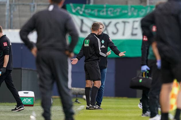1.FC Heidenheim vs SV Werder Bremen - Relegation 02 - 06.07.2020 Frank Baumann (Geschäftsführer Fußball Werder Bremen), Daniel Schlager (4. Offizieller) nphgm001: Fussball: 1. Bundesliga: Saison 19 20: Relegation 02; 1.FC Heidenheim vs SV Werder Bremen - 06.07.2020 Foto: gumzmedia nordphoto POOL DFL regulations prohibit any use of photographs as image sequences and or quasi-video. EDITORIAL USE ONLY National and international News-Agencies OUT. Heidenheim Voith-Arena BW DEUTSCHLAND