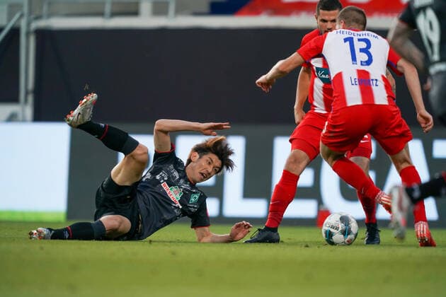 1.FC Heidenheim vs SV Werder Bremen - Relegation 02 - 06.07.2020 Yuya Osako (Werder Bremen 08)Robert Leipertz (1. FC Heidenheim 1846 13) nphgm001: Fussball: 1. Bundesliga: Saison 19 20: Relegation 02; 1.FC Heidenheim vs SV Werder Bremen - 06.07.2020 Foto: gumzmedia nordphoto POOL DFL regulations prohibit any use of photographs as image sequences and or quasi-video. EDITORIAL USE ONLY National and international News-Agencies OUT. Heidenheim Voith-Arena BW DEUTSCHLAND