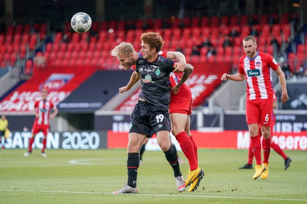 1.FC Heidenheim vs SV Werder Bremen - Relegation 02 - 06.07.2020 Sebastian Griesbeck (1. FC Heidenheim 1846 18), Joshua Sargent (Werder Bremen 19) nphgm001: Fussball: 1. Bundesliga: Saison 19 20: Relegation 02; 1.FC Heidenheim vs SV Werder Bremen - 06.07.2020 Foto: gumzmedia nordphoto POOL DFL regulations prohibit any use of photographs as image sequences and or quasi-video. EDITORIAL USE ONLY National and international News-Agencies OUT. Heidenheim Voith-Arena BW DEUTSCHLAND