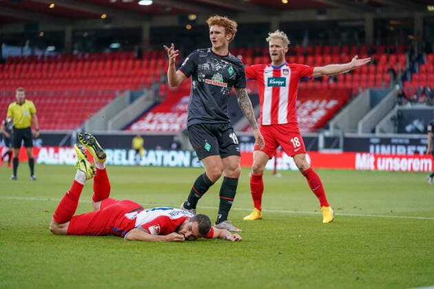 1.FC Heidenheim vs SV Werder Bremen - Relegation 02 - 06.07.2020 Norman Theuerkauf (1. FC Heidenheim 1846 30), Joshua Sargent (Werder Bremen 19) Sebastian Griesbeck (1. FC Heidenheim 1846 18) nphgm001: Fussball: 1. Bundesliga: Saison 19 20: Relegation 02; 1.FC Heidenheim vs SV Werder Bremen - 06.07.2020 Foto: gumzmedia nordphoto POOL DFL regulations prohibit any use of photographs as image sequences and or quasi-video. EDITORIAL USE ONLY National and international News-Agencies OUT. Heidenheim Voith-Arena BW DEUTSCHLAND