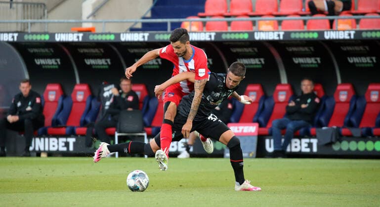 Relegation 1. FC Heidenheim - SV Werder Bremen v.l. Tim Kleindienst (1. FC Heidenheim), Marco Friedl (SV Werder Bremen) Deutschland, Heidenheim, 06.07.2020, Fussball, Bundesliga, Saison 2019 2020, Relegation, 1. FC Heidenheim - SSV Jahn Regensburg DFL DFB REGULATIONS PROHIBIT ANY USE OF PHOTOGRAPHS AS IMAGE AND OR QUASI-VIDEO Foto: Pressefoto Rudel Robin Rudel Pool Pressefoto Rudel Heidenheim Baden-Württemberg Deutschland