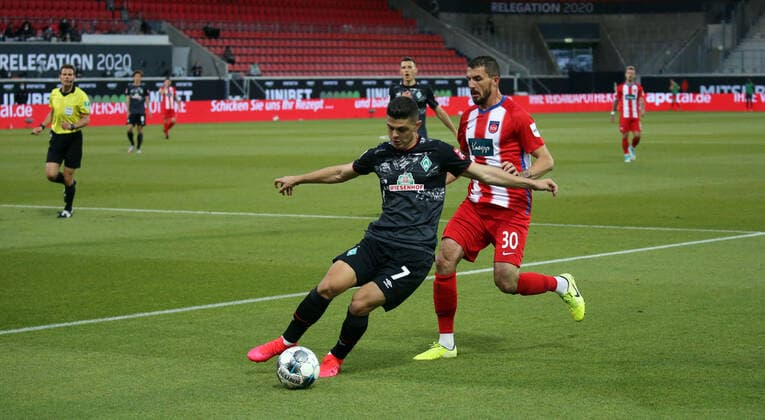 Relegation 1. FC Heidenheim - SV Werder Bremen v.l. Milot Rashica (SV Werder Bremen), Norman Theuerkauf (1. FC Heidenheim) Deutschland, Heidenheim, 06.07.2020, Fussball, Bundesliga, Saison 2019 2020, Relegation, 1. FC Heidenheim - SSV Jahn Regensburg DFL DFB REGULATIONS PROHIBIT ANY USE OF PHOTOGRAPHS AS IMAGE AND OR QUASI-VIDEO Foto: Pressefoto Rudel Robin Rudel Pool Pressefoto Rudel Heidenheim Baden-Württemberg Deutschland