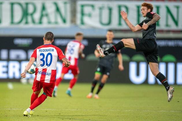 GER, FC Heidenheim vs. Werder Bremen, Fussball, Bundesliga Religation, 2019 2020, 06.07.2020 Norman Theuerkauf (FC Heidenheim, 30), Joshua Sargent (SV Werder Bremen 19), GER, FC Heidenheim vs. Werder Bremen, Fussball, Bundesliga Religation, 2019 2020, 06.07.2020, DFB DFL regulations prohibit any use of photographs as image sequences and or quasi-video., Foto: EIBNER Sascha Walther Heidenheim Voith-Arena Baden-Wuerttemberg Deutschland