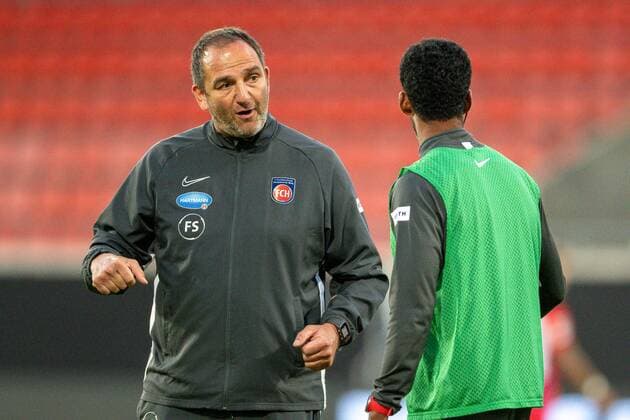 GER, FC Heidenheim vs. Werder Bremen, Fussball, Bundesliga Religation, 2019 2020, 06.07.2020 Frank Schmidt, Trainer (FC Heidenheim), Tatikabsprache in der Halbzeit, GER, FC Heidenheim vs. Werder Bremen, Fussball, Bundesliga Religation, 2019 2020, 06.07.2020, DFB DFL regulations prohibit any use of photographs as image sequences and or quasi-video., Foto: EIBNER Sascha Walther Heidenheim Voith-Arena Baden-Wuerttemberg Deutschland