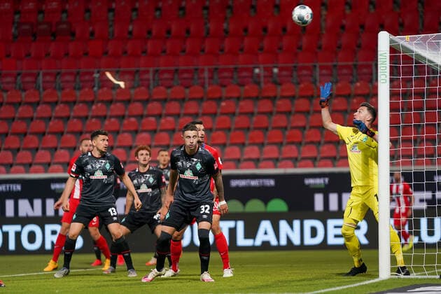 1.FC Heidenheim vs SV Werder Bremen - Relegation 02 - 06.07.2020 Jiri Pavlenka (Werder Bremen 01), Marco Friedl (Werder Bremen 32), Milos Veljkovic (Werder Bremen 13) nphgm001: Fussball: 1. Bundesliga: Saison 19 20: Relegation 02; 1.FC Heidenheim vs SV Werder Bremen - 06.07.2020 Foto: gumzmedia nordphoto POOL DFL regulations prohibit any use of photographs as image sequences and or quasi-video. EDITORIAL USE ONLY National and international News-Agencies OUT. Heidenheim Voith-Arena BW DEUTSCHLAND
