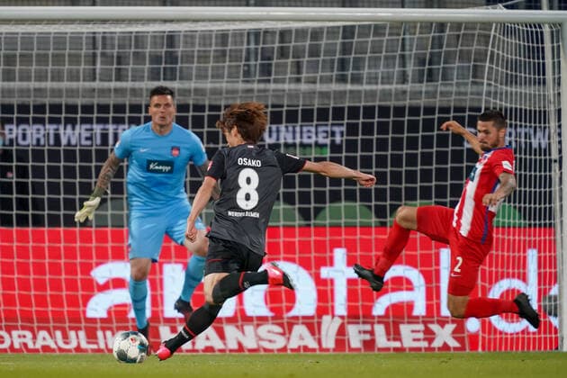 1.FC Heidenheim vs SV Werder Bremen - Relegation 02 - 06.07.2020 Kevin Müller Mueller (1. FC Heidenheim 1846 01), Yuya Osako (Werder Bremen 08), Marnon Busch (1. FC Heidenheim 1846 02) nphgm001: Fussball: 1. Bundesliga: Saison 19 20: Relegation 02; 1.FC Heidenheim vs SV Werder Bremen - 06.07.2020 Foto: gumzmedia nordphoto POOL DFL regulations prohibit any use of photographs as image sequences and or quasi-video. EDITORIAL USE ONLY National and international News-Agencies OUT. Heidenheim Voith-Arena BW DEUTSCHLAND