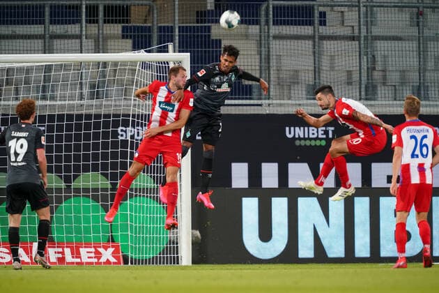 1.FC Heidenheim vs SV Werder Bremen - Relegation 02 - 06.07.2020 Jonas Föhrenbach Foehrenbach (1. FC Heidenheim 1846 19), Theodor Gebre Selassie (Werder Bremen 23), Tim Kleindienst (1. FC Heidenheim 1846 10), Joshua Sargent (Werder Bremen 19), David Otto (1. FC Heidenheim 1846 26) nphgm001: Fussball: 1. Bundesliga: Saison 19 20: Relegation 02; 1.FC Heidenheim vs SV Werder Bremen - 06.07.2020 Foto: gumzmedia nordphoto POOL DFL regulations prohibit any use of photographs as image sequences and or quasi-video. EDITORIAL USE ONLY National and international News-Agencies OUT. Heidenheim Voith-Arena BW DEUTSCHLAND