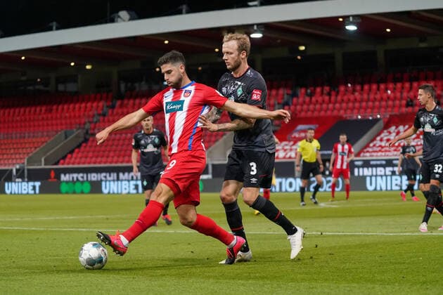 1.FC Heidenheim vs SV Werder Bremen - Relegation 02 - 06.07.2020 Stefan Schimmer (1. FC Heidenheim 1846 09), Kevin Vogt (Werder Bremen 03) nphgm001: Fussball: 1. Bundesliga: Saison 19 20: Relegation 02; 1.FC Heidenheim vs SV Werder Bremen - 06.07.2020 Foto: gumzmedia nordphoto POOL DFL regulations prohibit any use of photographs as image sequences and or quasi-video. EDITORIAL USE ONLY National and international News-Agencies OUT. Heidenheim Voith-Arena BW DEUTSCHLAND