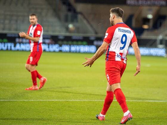 GER, FC Heidenheim vs. Werder Bremen, Fussball, Bundesliga Religation, 2019 2020, 06.07.2020 Robert Leipertz (FC Heidenheim, 13), Stefan Schimmer (FC Heidenheim, 09), aergert sich, GER, FC Heidenheim vs. Werder Bremen, Fussball, Bundesliga Religation, 2019 2020, 06.07.2020, DFB DFL regulations prohibit any use of photographs as image sequences and or quasi-video., Foto: EIBNER Sascha Walther Heidenheim Voith-Arena Baden-Wuerttemberg Deutschland