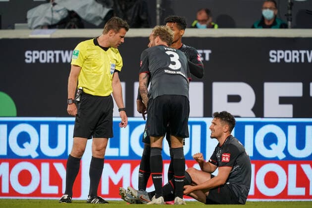 1.FC Heidenheim vs SV Werder Bremen - Relegation 02 - 06.07.2020 Verletzung verletzt Schmerzen Milos Veljkovic (Werder Bremen 13), Dr. Felix Brych (SR) (Schiedsrichter Referee), Kevin Vogt (Werder Bremen 03) Theodor Gebre Selassie (Werder Bremen 23) nphgm001: Fussball: 1. Bundesliga: Saison 19 20: Relegation 02; 1.FC Heidenheim vs SV Werder Bremen - 06.07.2020 Foto: gumzmedia nordphoto POOL DFL regulations prohibit any use of photographs as image sequences and or quasi-video. EDITORIAL USE ONLY National and international News-Agencies OUT. Heidenheim Voith-Arena BW DEUTSCHLAND