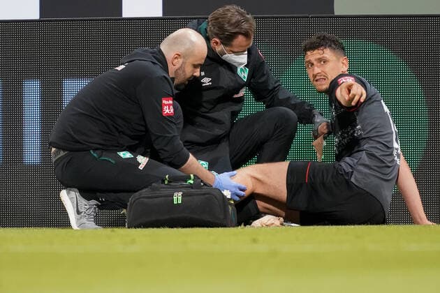 1.FC Heidenheim vs SV Werder Bremen - Relegation 02 - 06.07.2020 Verletzung verletzt Schmerzen, Milos Veljkovic (Werder Bremen 13), Dr. Daniel Hellermann (Mannschaftsarzt Werder Bremen), Adis Lovic (Physiotherapeut SV Werder Bremen) nphgm001: Fussball: 1. Bundesliga: Saison 19 20: Relegation 02; 1.FC Heidenheim vs SV Werder Bremen - 06.07.2020 Foto: gumzmedia nordphoto POOL DFL regulations prohibit any use of photographs as image sequences and or quasi-video. EDITORIAL USE ONLY National and international News-Agencies OUT. Heidenheim Voith-Arena BW DEUTSCHLAND