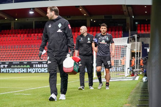 1.FC Heidenheim vs SV Werder Bremen - Relegation 02 - 06.07.2020 Dr. Daniel Hellermann (Mannschaftsarzt Werder Bremen), Adis Lovic (Physiotherapeut SV Werder Bremen), Milos Veljkovic (Werder Bremen 13), Verletzung verletzt Schmerzen nphgm001: Fussball: 1. Bundesliga: Saison 19 20: Relegation 02; 1.FC Heidenheim vs SV Werder Bremen - 06.07.2020 Foto: gumzmedia nordphoto POOL DFL regulations prohibit any use of photographs as image sequences and or quasi-video. EDITORIAL USE ONLY National and international News-Agencies OUT. Heidenheim Voith-Arena BW DEUTSCHLAND