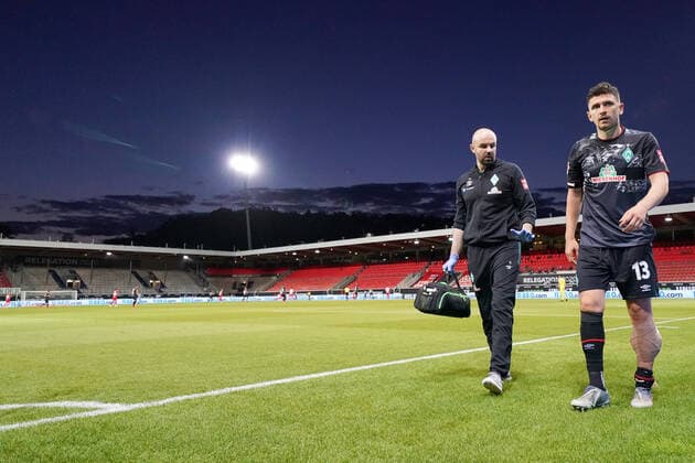 1.FC Heidenheim vs SV Werder Bremen - Relegation 02 - 06.07.2020 Verletzung verletzt Schmerzenß, Adis Lovic (Physiotherapeut SV Werder Bremen), Milos Veljkovic (Werder Bremen 13) nphgm001: Fussball: 1. Bundesliga: Saison 19 20: Relegation 02; 1.FC Heidenheim vs SV Werder Bremen - 06.07.2020 Foto: gumzmedia nordphoto POOL DFL regulations prohibit any use of photographs as image sequences and or quasi-video. EDITORIAL USE ONLY National and international News-Agencies OUT. Heidenheim Voith-Arena BW DEUTSCHLAND