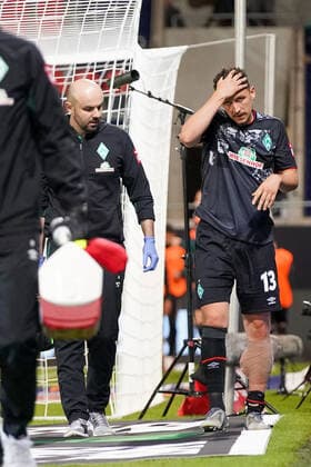 1.FC Heidenheim vs SV Werder Bremen - Relegation 02 - 06.07.2020 Verletzung verletzt Schmerzen, Milos Veljkovic (Werder Bremen 13), Adis Lovic (Physiotherapeut SV Werder Bremen) nphgm001: Fussball: 1. Bundesliga: Saison 19 20: Relegation 02; 1.FC Heidenheim vs SV Werder Bremen - 06.07.2020 Foto: gumzmedia nordphoto POOL DFL regulations prohibit any use of photographs as image sequences and or quasi-video. EDITORIAL USE ONLY National and international News-Agencies OUT. Heidenheim Voith-Arena BW DEUTSCHLAND