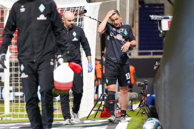 1.FC Heidenheim vs SV Werder Bremen - Relegation 02 - 06.07.2020 Verletzung verletzt Schmerzen, Milos Veljkovic (Werder Bremen 13), Adis Lovic (Physiotherapeut SV Werder Bremen) nphgm001: Fussball: 1. Bundesliga: Saison 19 20: Relegation 02; 1.FC Heidenheim vs SV Werder Bremen - 06.07.2020 Foto: gumzmedia nordphoto POOL DFL regulations prohibit any use of photographs as image sequences and or quasi-video. EDITORIAL USE ONLY National and international News-Agencies OUT. Heidenheim Voith-Arena BW DEUTSCHLAND