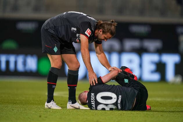 1.FC Heidenheim vs SV Werder Bremen - Relegation 02 - 06.07.2020 Niclas Füllkrug Fuellkrug (Werder Bremen 11), Davy Klaassen (Werder Bremen 30), Verletzung verletzt Schmerzen nphgm001: Fussball: 1. Bundesliga: Saison 19 20: Relegation 02; 1.FC Heidenheim vs SV Werder Bremen - 06.07.2020 Foto: gumzmedia nordphoto POOL DFL regulations prohibit any use of photographs as image sequences and or quasi-video. EDITORIAL USE ONLY National and international News-Agencies OUT. Heidenheim Voith-Arena BW DEUTSCHLAND