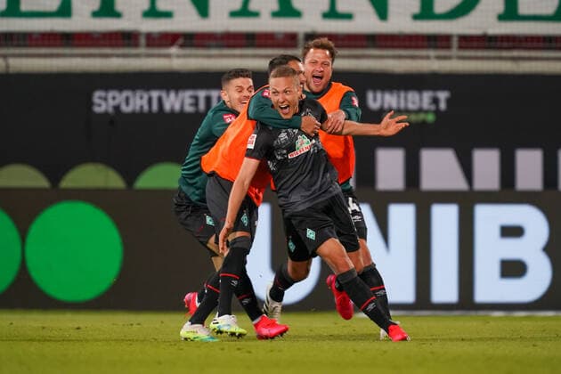 Sport Bilder des Tages 1.FC Heidenheim vs SV Werder Bremen - Relegation 02 - 06.07.2020 Jubel Ludwig Augustinsson (Werder Bremen 05) nach dem 1:2 Philipp Bargfrede (Werder Bremen 44), Leonardo Bittencourt (Werder Bremen 10)Milot Rashica (Werder Bremen 07) nphgm001: Fussball: 1. Bundesliga: Saison 19 20: Relegation 02; 1.FC Heidenheim vs SV Werder Bremen - 06.07.2020 Foto: gumzmedia nordphoto POOL DFL regulations prohibit any use of photographs as image sequences and or quasi-video. EDITORIAL USE ONLY National and international News-Agencies OUT. Heidenheim Voith-Arena BW DEUTSCHLAND