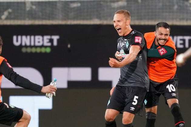1.FC Heidenheim vs SV Werder Bremen - Relegation 02 - 06.07.2020 Jubel bei Werder, 1:2 durch Ludwig Augustinsson (Werder Bremen 05), Klassenerhalt, Leonardo Bittencourt (Werder Bremen 10), Marco Friedl (Werder Bremen 32), Philipp Bargfrede (Werder Bremen 44), Günther Guenther Stoxreiter (Athletik-Trainer Werder Bremen) nphgm001: Fussball: 1. Bundesliga: Saison 19 20: Relegation 02; 1.FC Heidenheim vs SV Werder Bremen - 06.07.2020 Foto: gumzmedia nordphoto POOL DFL regulations prohibit any use of photographs as image sequences and or quasi-video. EDITORIAL USE ONLY National and international News-Agencies OUT. Heidenheim Voith-Arena BW DEUTSCHLAND