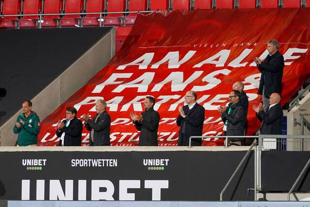 1.FC Heidenheim vs SV Werder Bremen - Relegation 02 - 06.07.2020 stehende Ovatiponen aus dem Vip Bereich, Klaus Filbry (Vorsitzender der Geschäftsführung Kaufmännischer Geschäftsführer SV Werder Bremen), Dr. Hubertus Hess-Grunewald (Geschäftsführer Organisation & SV Werder Bremen), Marco Bode (Aufsichtsratsvorsitzender SV Werder Bremen), Marco Fuchs (Mitglied des Aufsichtsrats SV Werder Bremen), Thomas Krohne (Mitglied des Aufsichtsrats SV Werder Bremen) Kurt Zech (Unternehmer Mitglied des Aufsichtsrats SV Werder Bremen) Sport: nphgm001: Fussball: 1. Bundesliga: Saison 19 20: Relegation 02; 1.FC Heidenheim vs SV Werder Bremen - 06.07.2020 Foto: gumzmedia nordphoto POOL DFL regulations prohibit any use of photographs as image sequences and or quasi-video. EDITORIAL USE ONLY National and international News-Agencies OUT. Heidenheim Voith-Arena BW DEUTSCHLAND