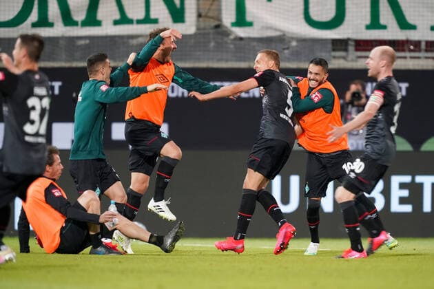 1.FC Heidenheim vs SV Werder Bremen - Relegation 02 - 06.07.2020 Jubel Werder Bremen Klassenerhalt nach dem 2:2, Milot Rashica (Werder Bremen 07), Ludwig Augustinsson (Werder Bremen 05), Leonardo Bittencourt (Werder Bremen 10), Davy Klaassen (Werder Bremen 30), Günther Guenther Stoxreiter (Athletik-Trainer Werder Bremen) nphgm001: Fussball: 1. Bundesliga: Saison 19 20: Relegation 02; 1.FC Heidenheim vs SV Werder Bremen - 06.07.2020 Foto: gumzmedia nordphoto POOL DFL regulations prohibit any use of photographs as image sequences and or quasi-video. EDITORIAL USE ONLY National and international News-Agencies OUT. Heidenheim Voith-Arena BW DEUTSCHLAND