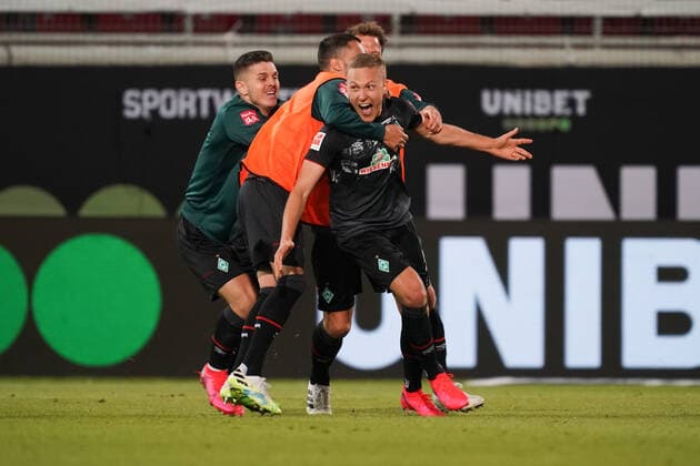 1.FC Heidenheim vs SV Werder Bremen - Relegation 02 - 06.07.2020 Jubel Werder Bremen Klassenerhalt nach dem 2:2, Ludwig Augustinsson (Werder Bremen 05), Leonardo Bittencourt (Werder Bremen 10), Milot Rashica (Werder Bremen 07), Philipp Bargfrede (Werder Bremen 44) nphgm001: Fussball: 1. Bundesliga: Saison 19 20: Relegation 02; 1.FC Heidenheim vs SV Werder Bremen - 06.07.2020 Foto: gumzmedia nordphoto POOL DFL regulations prohibit any use of photographs as image sequences and or quasi-video. EDITORIAL USE ONLY National and international News-Agencies OUT. Heidenheim Voith-Arena BW DEUTSCHLAND