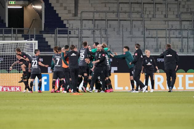1.FC Heidenheim vs SV Werder Bremen - Relegation 02 - 06.07.2020 Jubel Werder Bremen Klassenerhalt nach dem 2:2, Die Mannschaft feiert auf dem Platz nphgm001: Fussball: 1. Bundesliga: Saison 19 20: Relegation 02; 1.FC Heidenheim vs SV Werder Bremen - 06.07.2020 Foto: gumzmedia nordphoto POOL DFL regulations prohibit any use of photographs as image sequences and or quasi-video. EDITORIAL USE ONLY National and international News-Agencies OUT. Heidenheim Voith-Arena BW DEUTSCHLAND