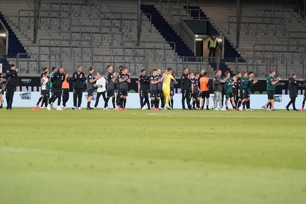 1.FC Heidenheim vs SV Werder Bremen - Relegation 02 - 06.07.2020 Jubel Werder Bremen Klassenerhalt nach dem 2:2, Die Mannschaft feiert auf dem Platz nphgm001: Fussball: 1. Bundesliga: Saison 19 20: Relegation 02; 1.FC Heidenheim vs SV Werder Bremen - 06.07.2020 Foto: gumzmedia nordphoto POOL DFL regulations prohibit any use of photographs as image sequences and or quasi-video. EDITORIAL USE ONLY National and international News-Agencies OUT. Heidenheim Voith-Arena BW DEUTSCHLAND