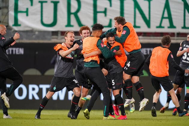 1.FC Heidenheim vs SV Werder Bremen - Relegation 02 - 06.07.2020 Jubel Werder Bremen Klassenerhalt nach dem 2:2, Davie Selke (SV Werder Bremen 09), Joshua Sargent (Werder Bremen 19), Milot Rashica (Werder Bremen 07), Ludwig Augustinsson (Werder Bremen 05), Christian Groß Gross (Werder Bremen 36) nphgm001: Fussball: 1. Bundesliga: Saison 19 20: Relegation 02; 1.FC Heidenheim vs SV Werder Bremen - 06.07.2020 Foto: gumzmedia nordphoto POOL DFL regulations prohibit any use of photographs as image sequences and or quasi-video. EDITORIAL USE ONLY National and international News-Agencies OUT. Heidenheim Voith-Arena BW DEUTSCHLAND