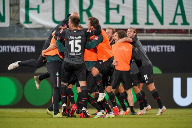 1.FC Heidenheim vs SV Werder Bremen - Relegation 02 - 06.07.2020 Jubel Werder Bremen Klassenerhalt nach dem 2:2, Davie Selke (SV Werder Bremen 09), Joshua Sargent (Werder Bremen 19), Milot Rashica (Werder Bremen 07), Ludwig Augustinsson (Werder Bremen 05), Christian Groß Gross (Werder Bremen 36) nphgm001: Fussball: 1. Bundesliga: Saison 19 20: Relegation 02; 1.FC Heidenheim vs SV Werder Bremen - 06.07.2020 Foto: gumzmedia nordphoto POOL DFL regulations prohibit any use of photographs as image sequences and or quasi-video. EDITORIAL USE ONLY National and international News-Agencies OUT. Heidenheim Voith-Arena BW DEUTSCHLAND