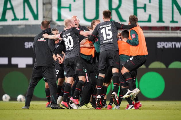 1.FC Heidenheim vs SV Werder Bremen - Relegation 02 - 06.07.2020 Jubel Werder Bremen Klassenerhalt nach dem 2:2, Davie Selke (SV Werder Bremen 09), Joshua Sargent (Werder Bremen 19), Milot Rashica (Werder Bremen 07), Ludwig Augustinsson (Werder Bremen 05), Christian Groß Gross (Werder Bremen 36) nphgm001: Fussball: 1. Bundesliga: Saison 19 20: Relegation 02; 1.FC Heidenheim vs SV Werder Bremen - 06.07.2020 Foto: gumzmedia nordphoto POOL DFL regulations prohibit any use of photographs as image sequences and or quasi-video. EDITORIAL USE ONLY National and international News-Agencies OUT. Heidenheim Voith-Arena BW DEUTSCHLAND