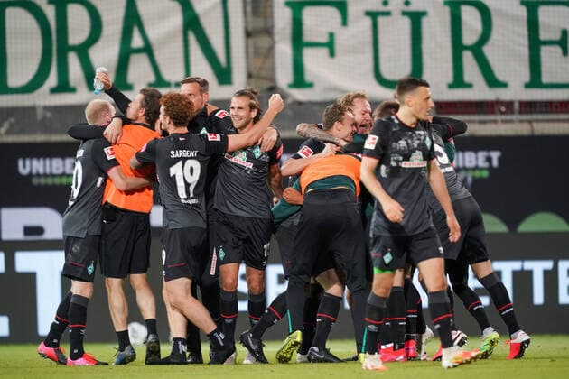 1.FC Heidenheim vs SV Werder Bremen - Relegation 02 - 06.07.2020 Jubel Werder Bremen Klassenerhalt nach dem 2:2, Davie Selke (SV Werder Bremen 09), Joshua Sargent (Werder Bremen 19), Milot Rashica (Werder Bremen 07), Ludwig Augustinsson (Werder Bremen 05), Christian Groß Gross (Werder Bremen 36) nphgm001: Fussball: 1. Bundesliga: Saison 19 20: Relegation 02; 1.FC Heidenheim vs SV Werder Bremen - 06.07.2020 Foto: gumzmedia nordphoto POOL DFL regulations prohibit any use of photographs as image sequences and or quasi-video. EDITORIAL USE ONLY National and international News-Agencies OUT. Heidenheim Voith-Arena BW DEUTSCHLAND