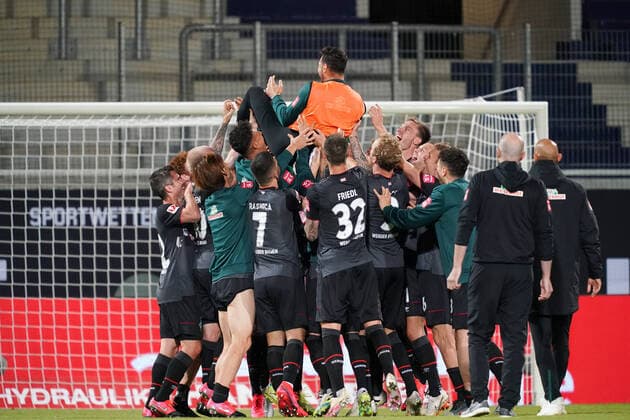 1.FC Heidenheim vs SV Werder Bremen - Relegation 02 - 06.07.2020 Claudio Pizarro (Werder Bremen 14) wird hochgelebt nach dem Klassenerhalt von der Mannschaft nphgm001: Fussball: 1. Bundesliga: Saison 19 20: Relegation 02; 1.FC Heidenheim vs SV Werder Bremen - 06.07.2020 Foto: gumzmedia nordphoto POOL DFL regulations prohibit any use of photographs as image sequences and or quasi-video. EDITORIAL USE ONLY National and international News-Agencies OUT. Heidenheim Voith-Arena BW DEUTSCHLAND