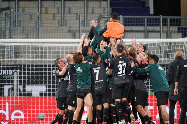 1.FC Heidenheim vs SV Werder Bremen - Relegation 02 - 06.07.2020 Claudio Pizarro (Werder Bremen 14) wird hochgelebt nach dem Klassenerhalt von der Mannschaft nphgm001: Fussball: 1. Bundesliga: Saison 19 20: Relegation 02; 1.FC Heidenheim vs SV Werder Bremen - 06.07.2020 Foto: gumzmedia nordphoto POOL DFL regulations prohibit any use of photographs as image sequences and or quasi-video. EDITORIAL USE ONLY National and international News-Agencies OUT. Heidenheim Voith-Arena BW DEUTSCHLAND