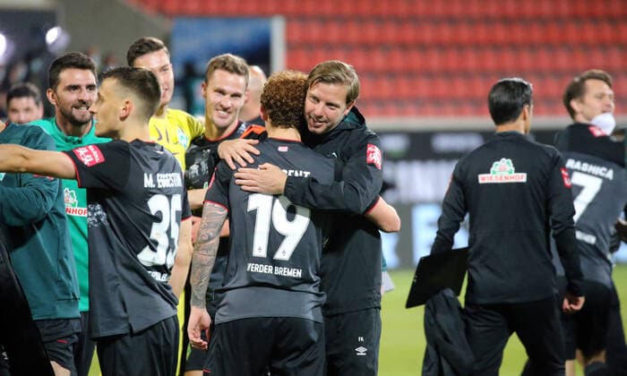 Relegation 1. FC Heidenheim - SV Werder Bremen v.l. Joshua Sargent (SV Werder Bremen), Florian Kohfeldt (SV Werder Bremen) Deutschland, Heidenheim, 06.07.2020, Fussball, Bundesliga, Saison 2019 2020, Relegation, 1. FC Heidenheim - SSV Jahn Regensburg DFL DFB REGULATIONS PROHIBIT ANY USE OF PHOTOGRAPHS AS IMAGE AND OR QUASI-VIDEO Foto: Pressefoto Rudel Robin Rudel Pool Pressefoto Rudel Heidenheim Baden-Württemberg Deutschland