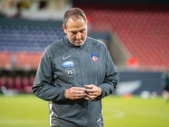 Sport Bilder des Tages 1.FC Heidenheim vs SV Werder Bremen - Relegation 02 - 06.07.2020 Frank Schmidt, Trainer (FC Heidenheim) enttaeuscht, GER, FC Heidenheim vs. Werder Bremen, Fussball, Bundesliga Religation, 2019 2020, 06.07.2020, DFB DFL regulations prohibit any use of photographs as image sequences and or quasi-video., Foto: EIBNER Sascha Walther Pool gumzmedia nordphoto Heidenheim Voith-Arena Baden-Wuerttemberg Deutschland
