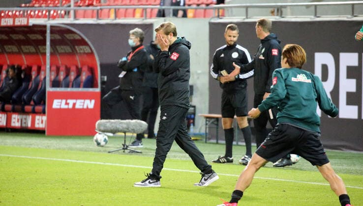 1.FC Heidenheim vs SV Werder Bremen - Relegation 02 - 06.07.2020 Florian Kohfeldt (SV Werder Bremen) Deutschland, Heidenheim, 06.07.2020, Fussball, Bundesliga, Saison 2019 2020, Relegation, 1. FC Heidenheim - SV Werder Bremen :nphgm001: 06.07.2020 DFL DFB REGULATIONS PROHIBIT ANY USE OF PHOTOGRAPHS AS IMAGE AND OR QUASI-VIDEO Foto: Pressefoto Rudel Robin Rudel Pool gumzmedia nordphoto Heidenheim Baden-Württemberg Deutschland