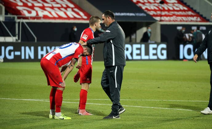 1.FC Heidenheim vs SV Werder Bremen - Relegation 02 - 06.07.2020 v.l. Norman Theuerkauf (1. FC Heidenheim), Frank Schmidt (Trainer 1. FC Heidenheim) Deutschland, Heidenheim, 06.07.2020, Fussball, Bundesliga, Saison 2019 2020, Relegation, 1. FC Heidenheim - SV Werder Bremen :nphgm001: 06.07.2020 DFL DFB REGULATIONS PROHIBIT ANY USE OF PHOTOGRAPHS AS IMAGE AND OR QUASI-VIDEO Foto: Pressefoto Rudel Robin Rudel Pool gumzmedia nordphoto Heidenheim Baden-Württemberg Deutschland