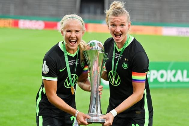 Pernille Harder (Wolfsburg, 22) feiert zusammen mit Alexandra Popp (Alex Popp, Wolfsburg, 11) und dem DFB Pokal, 04.07.2020, Köln (Deutschland), Fussball, DFB Pokalfinale der Frauen - VFL Wolfsburg - SGS Essen, DFB DFL REGULATIONS PROHIBIT ANY USE OF PHOTOGRAPHS AS IMAGE SEQUENCES AND OR QUASI-VIDEO.
