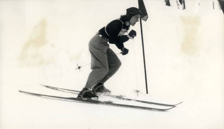 Feb. 5, 1948 - Suvretta, Switzerland - ISOBEL ROE (Great Britain) all out coming through the markers during the Slalom race for women at the Winter Olympic Games, Olympische Spiele, Olympia, OS at St. Moritz. This was the first time women s alpine skiing slalom event was part of the Winter Olympics program. Roe finished in 23rd place. Survetta Switzerland - ZUMAk09_ 19480205_jes_k09_845 Copyright: xKEYSTONExPicturesx