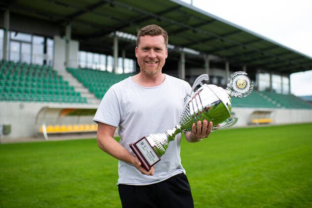 Fußball, Trainerhistorie SV Rödinghausen von 2014 bis heute 08.07.2020 - Fußball, Regionalliga West, 2019 2020, SV Rödinghausen wird zum Meister der Regionalliga West gekürt: Im Bild: Co-Trainer Sebastian Block mit dem Meisterpokal. Foto: Noah Wedel Rödinghausen Nordrhein-Westfalen Deutschland Häcker Wiehenstadion