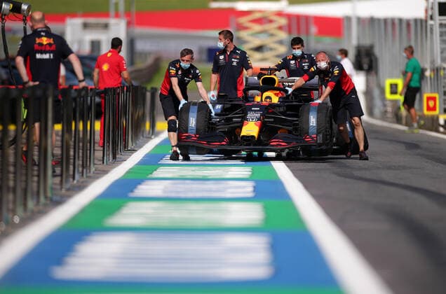 Motorsports: FIA Formula One World Championship, WM, Weltmeisterschaft 2020, Grand Prix of Styria Motorsports: FIA Formula One World Championship 2020, Grand Prix of Styria, Mechanic of Aston Martin Red Bull Racing