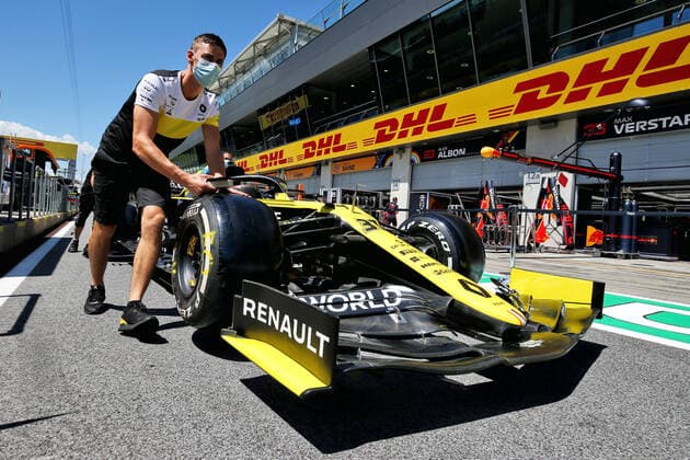 Motorsports: FIA Formula One World Championship, WM, Weltmeisterschaft 2020, Grand Prix of Styria Motorsports: FIA Formula One World Championship 2020, Grand Prix of Styria, Mechanic of Renault DP World F1 Team