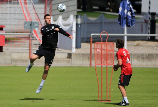 Sport Themen der Woche KW28 Sport Bilder des Tages 09.07.2020, FC Bayern Trainingsgelaende, Saebenerstrasse, Muenchen, im Bild: Niklas Suele (FCB) und Simon Martinello (FCB) *** 09 07 2020, FC Bayern training grounds, Saebenerstrasse, Munich, in the picture Niklas Suele FCB and Simon Martinello FCB
