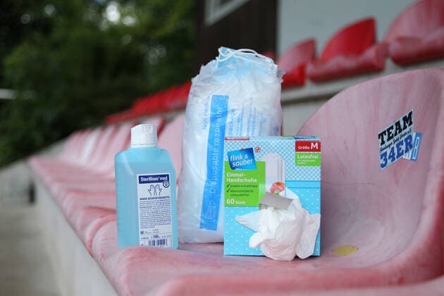 Fußball in der Coronakrise, Amateurfußball in der Coronakrise, Fußball und Hygieneregeln, Gesperrte Sportanlage, Symbolbild Fußball in der Coronakrise, Wandsbek Hamburg