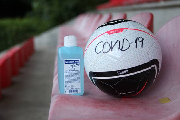 Fußball in der Coronakrise, Amateurfußball in der Coronakrise, Fußball und Hygieneregeln, Gesperrte Sportanlage, Symbolbild Fußball in der Coronakrise, Wandsbek Hamburg